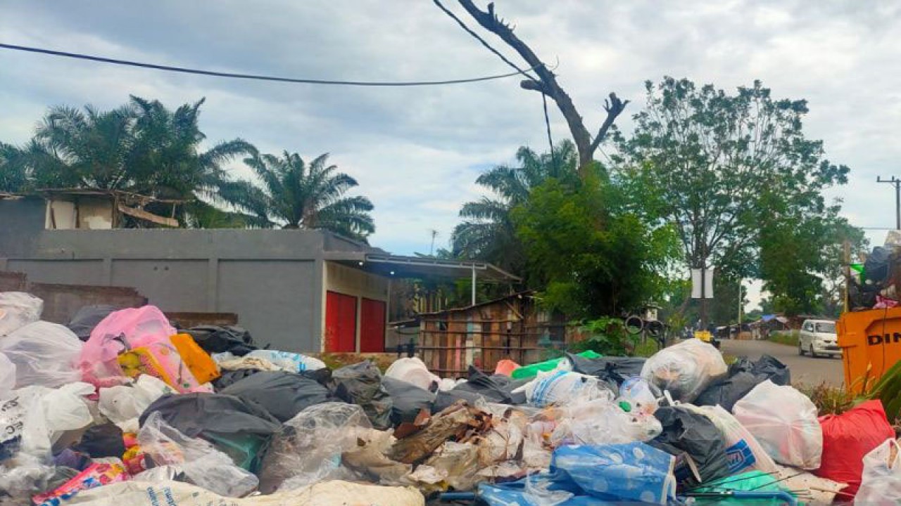Tumpukan sampah di satu bagian wilayah Kota Bengkulu, Provinsi Bengkulu. (ANTARA/Anggi Mayasari)