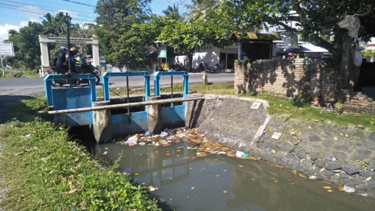 Sampah yang dibuang warga di Sungai Desa Puyung, Kecamatan Jonggat, Kabupaten Lombok Tengah, NTB (ANTARA/Akhyar)