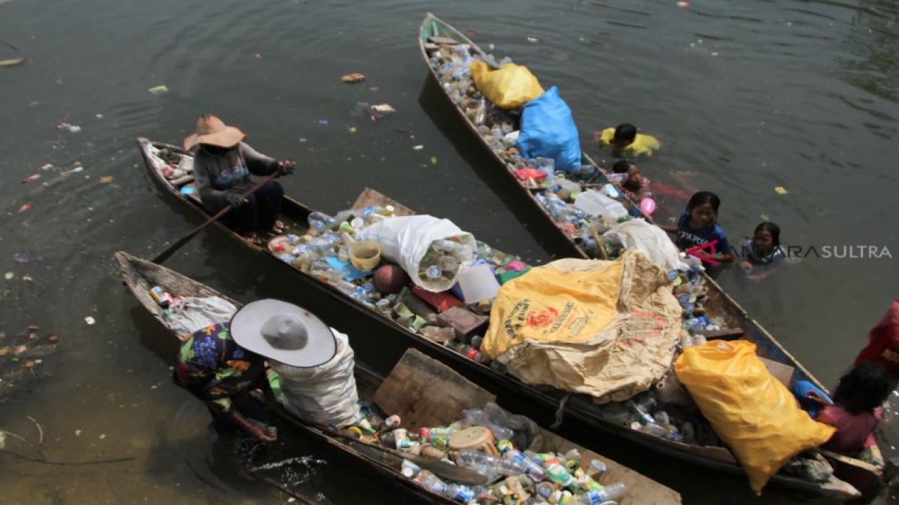 Arsip Foto. Beberapa pemulung berada di sampan kecil dengan sampah plastik yang mereka kumpulkan di perkampungan nelayan miskin di Kelurahan Petoaha, Kecamatan Abeli, Kota Kendari, Provinsi Sulawesi Tenggara, Selasa (5/2/2019). (ANTARA FOTO/Jojon)