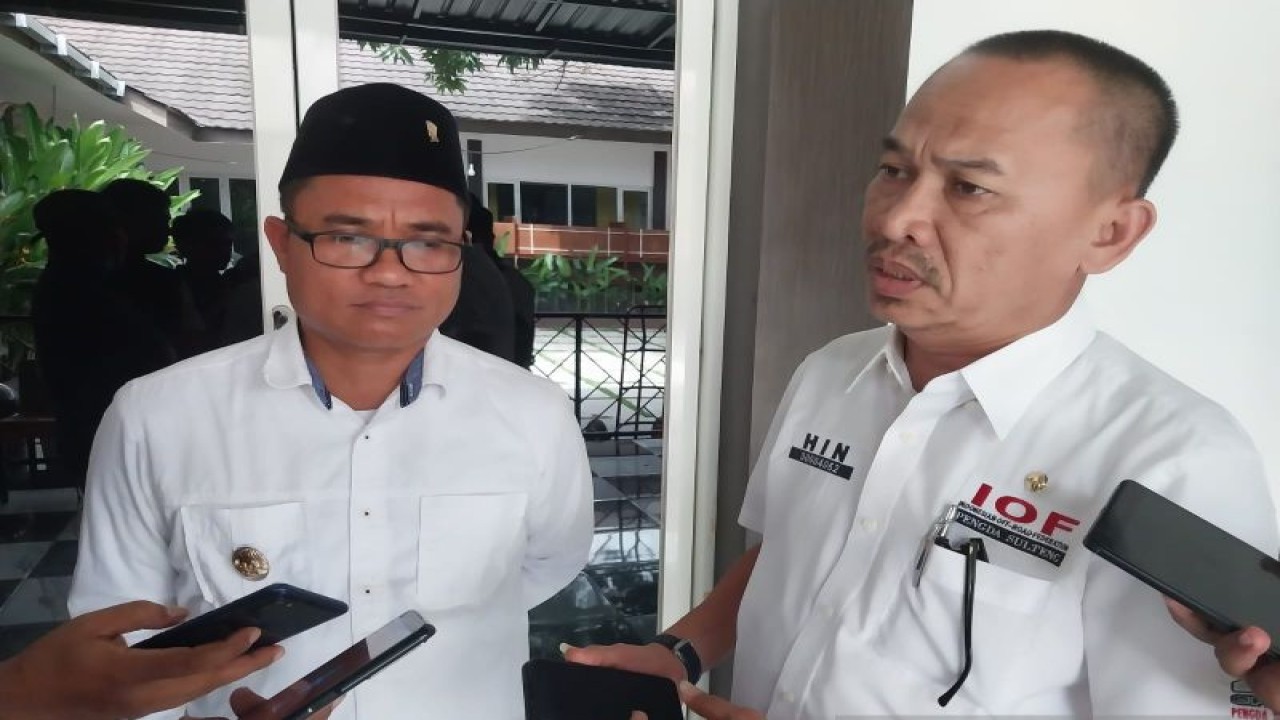 Wakil Bupati Sigi Samuel Yansen Pongi (kanan) bersama Asisten II Bidang Pembangunan dan Ekonomi Sekretariat Daerah Kabupaten Sigi Iskandar Nongtji menyampaikan keterangan kepada wartawan. (ANTARA/Muhammad Hajiji)