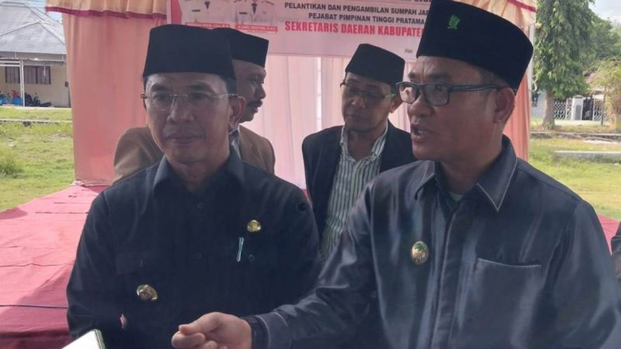 Wakil Bupati Sigi Samuel Yansen Pongi (kiri) dan Bupati Sigi Mohamad Irwan (kanan) menyampaikan keterangan kepada wartawan di Sigi. (ANTARA/Muhammad Hajiji)
