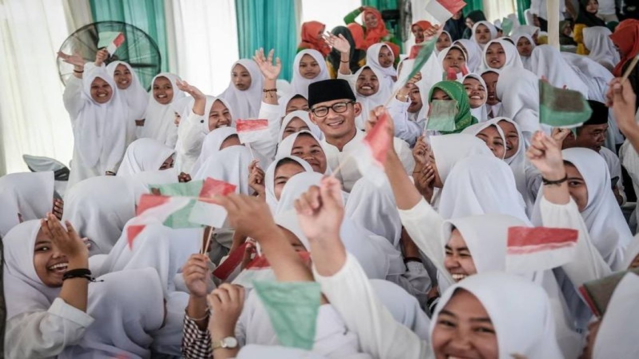 Menteri Pariwisata dan Ekonomi Kreatif (Menparekraf) Sandiaga Uno saat berfoto bersama para santri di Pondok Pesantren Manbaul Ulum, Bondowoso, Jawa Timur, Minggu (15/1/2023). ANTARA/HO-Kemenparekraf