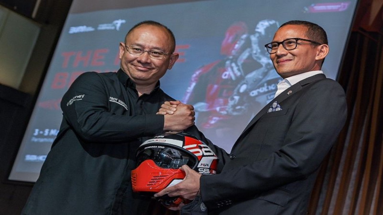 Menteri Pariwisata dan Ekonomi Kreatif Sandiaga Uno bersama Direktur Operasi Indonesia Tourism Development Corporation Troy Reza Warokka menghadiri acara peluncuran WSBK 2023 di Hard Rock Cafe Jakarta, Kamis (12/01/2023). ANTARA/HO-Kemenparekraf