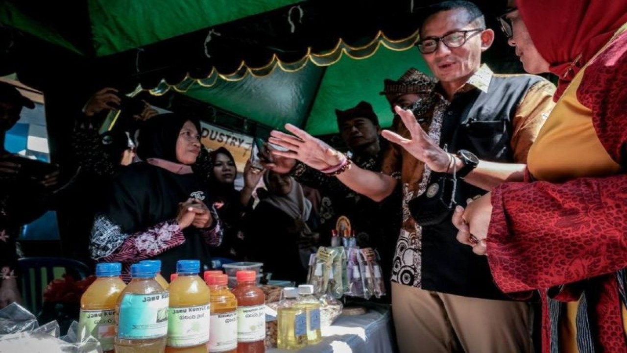 Menteri Pariwisata dan Ekonomi Kreatif Sandiaga Uno saat mengunjungi stand UMKM binaan dari Gerakan Masyarakat Wirausaha (Gemawira) di Desa Pesucen, Kabupaten Banyuwangi, Jawa Timur, Sabtu (14/1/2023). ANTARA/HO-Kemenparekraf
