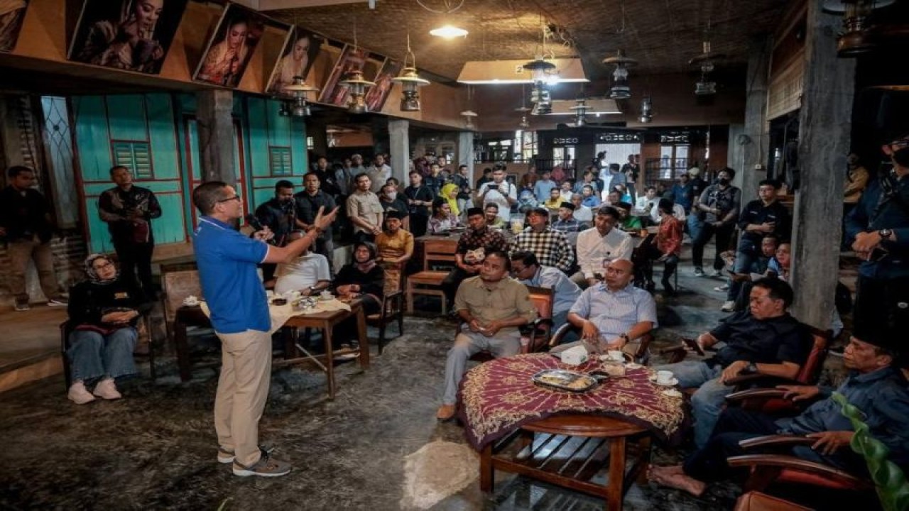Menteri Pariwisata dan Ekonomi Kreatif Sandiaga Uno saat Pertemuan Pelaku Ekraf Pengusaha Kopi di Cafe Bunga Pelita Bondowoso, Jawa Timur, Minggu (15/1/2023). ANTARA/HO-Kemenparekraf