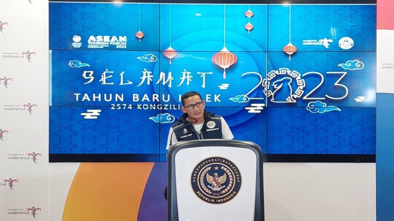 Menteri Pariwisata dan Ekonomi Kreatif (Menparekraf) Sandiaga Uno dalam The Weekly Brief With Sandi Uno yang digelar di Jakarta, Selasa (24/1/2023). ANTARA/ (Sinta Ambarwati)