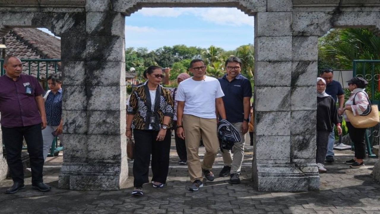 Menteri Pariwisata dan Ekonomi Kreatif Sandiaga Uno bersama tim saat mendatangi Candi Prambanan di Yogyakarta, Minggu (8/1/2023). ANTARA/HO-Kemenparekraf