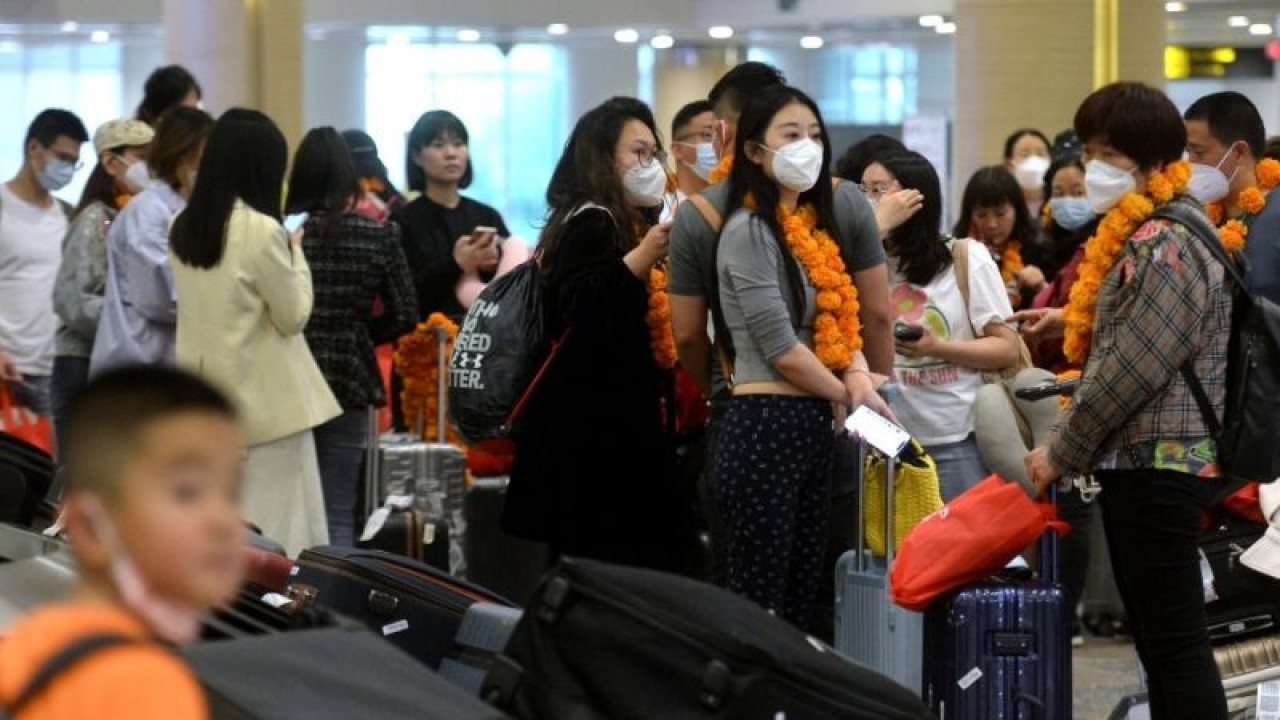 Wisatawan mancanegara asal China tiba di Terminal Internasional Bandara Internasional I Gusti Ngurah Rai, Badung, Bali, Minggu (22/1/2023). ANTARA/Naufal Fikri Yusuf