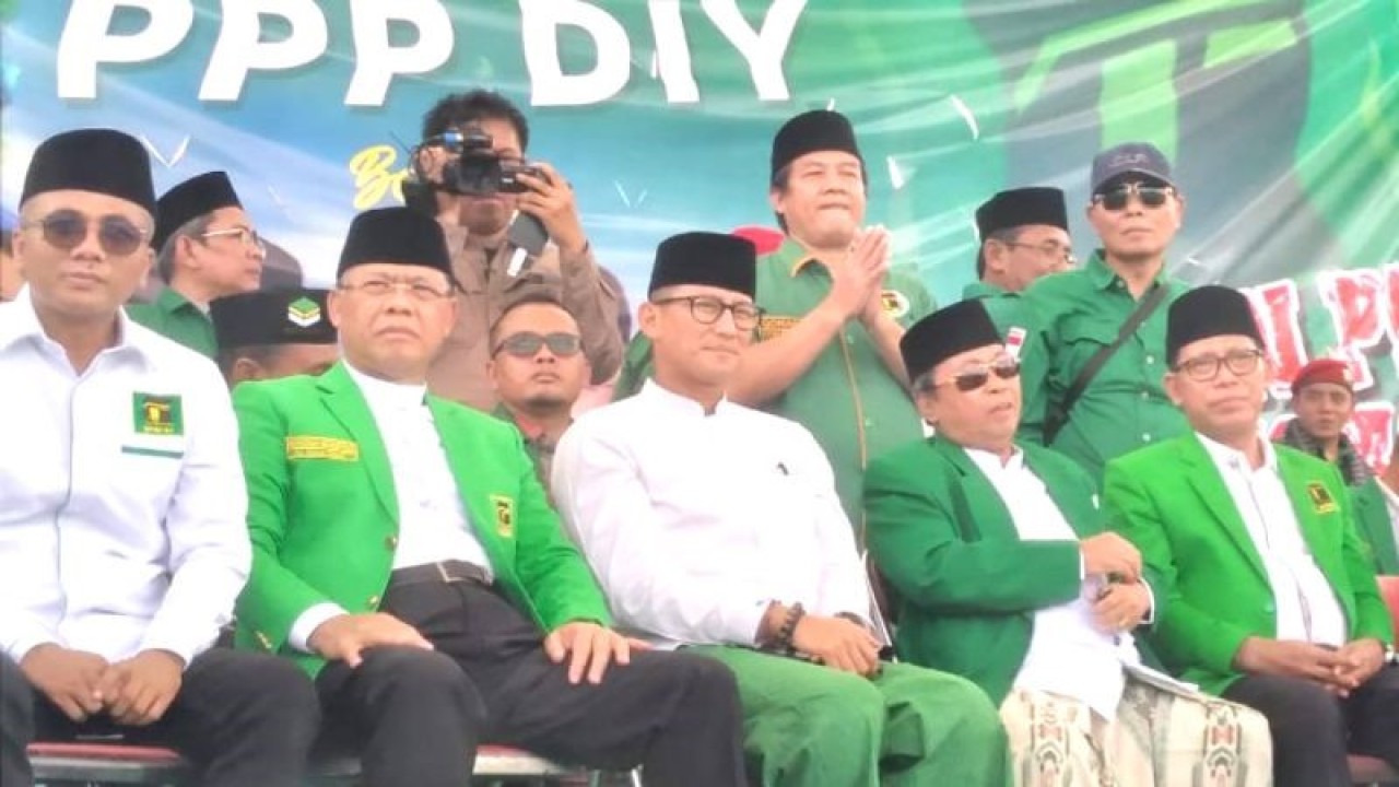 Politisi Partai Gerindra Sandiaga Salahuddin Uno duduk diapit sejumlah petinggi PPP dalam acara Silaturahim Akbar Peringatan Harlah Ke-50 partai itu di Stadion Kridosono, Kota Yogyakarta, Minggu (8/1/2023). ANTARA/Luqman Hakim