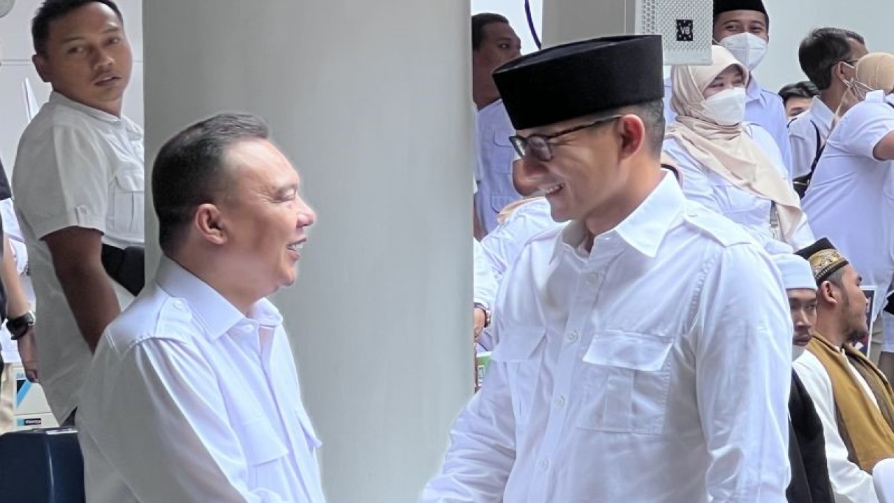 Wakil Ketua Dewan Pembina Partai Gerindra Sandiaga Uno (kanan) bersalaman dengan Ketua Harian DPP Partai Gerindra Dasco (kiri) di sekretariat bersama koalisi partai Gerindra dan PKB, Jakarta Pusat, Senin (23/1/2023). ANTARA/Putu Indah Savitri