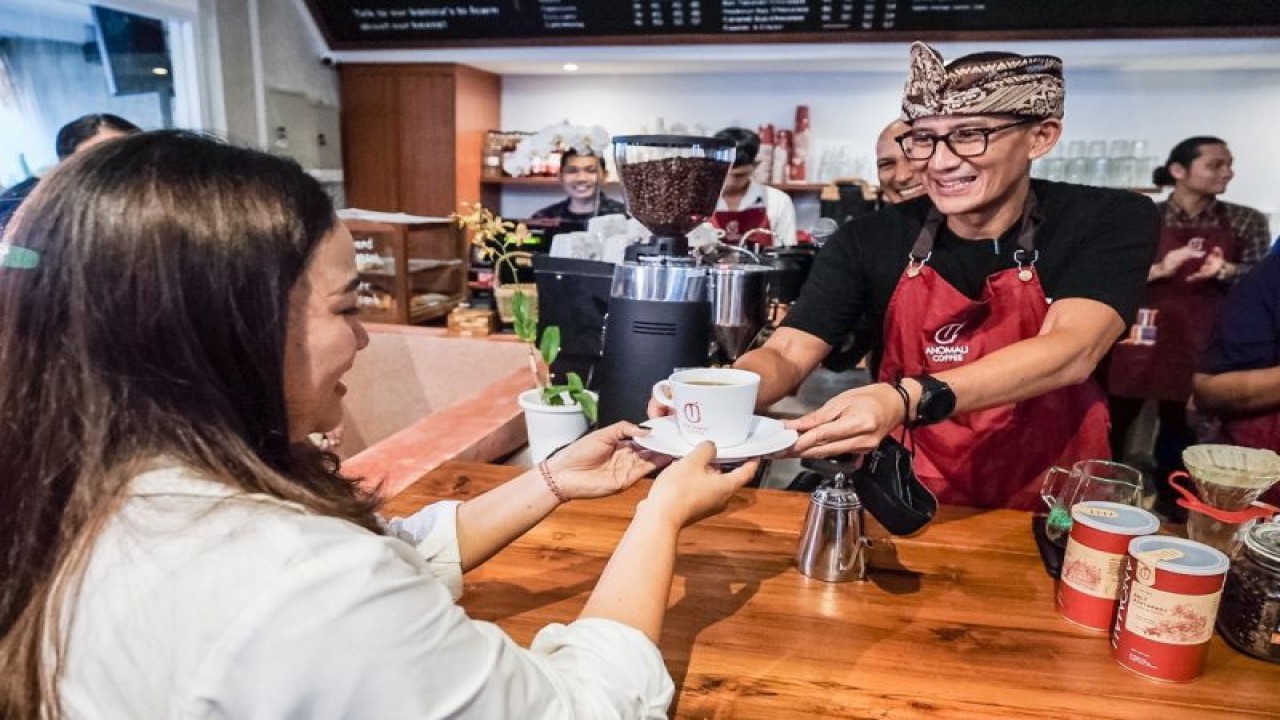Menteri Pariwisata dan Ekonomi Kreatif Sandiaga Uno dalam acara peluncuran "Wisata Kopi Kintamani" di Anomali Coffee Sanur, Bali, Minggu (1/1/2023). ANTARA/HO-Kemenparekraf