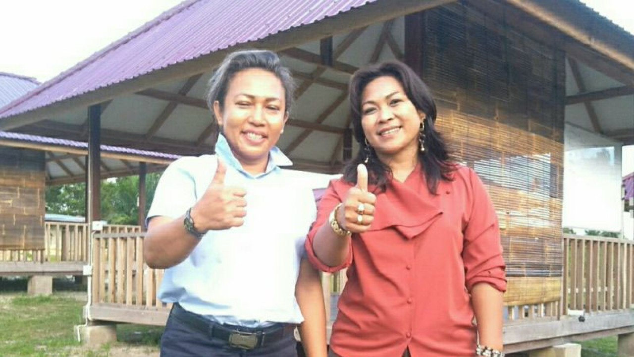 Sandry Ernamurti (kiri) bersama Siska. Keduanya adalah pengelola Kampung Inggris Sandi's Children di Kabupaten PPU. (ANTARA / M Ghofar)