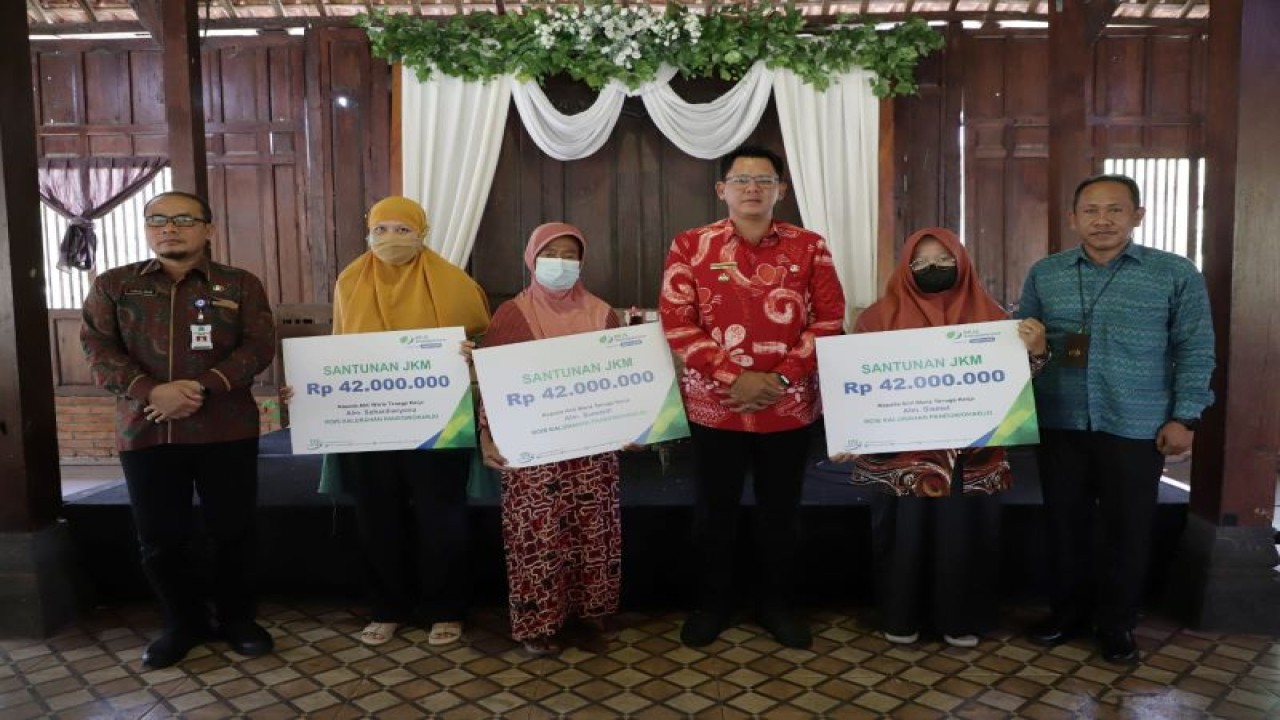 Wakil Bupati Sleman Danang Maharsa menyerahkan secara simbolis santunan program Jaminan Kematian kepada ahli waris Rois bersamaan dengan kegiatan sosialisasi Jaminan Kematian BPJS Ketenagakerjaan Sleman, Kamis (19/1/2023). ANTARA/HO-Bagian Prokopim Setda Sleman