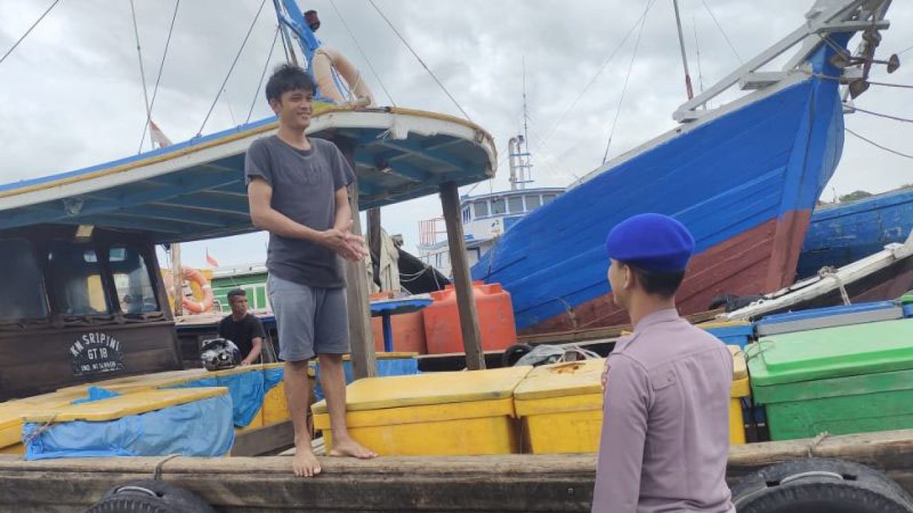 Personel Sapolair Polres Bangka Barat sambang warga di Pelabuhan Ikan Mentok, Kabupaten Bangka, Provini Babel, untuk menjaga kamtibmas dan meningkatkan kewaspadaan terhadap cuaca ekstrem. (FOTO ANTARA/ Donatus Dasapurna)