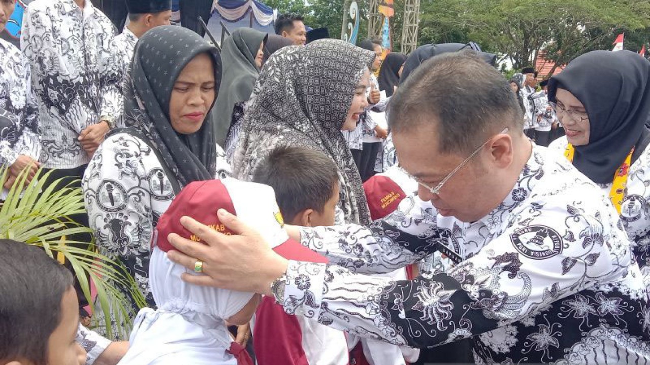 Bupati Mukomuko Sapuan membagikan seragam sekolah gratis kepada siswa SD di daerah ini, Rabu (30/11/2022) ANTARA/Ferri.