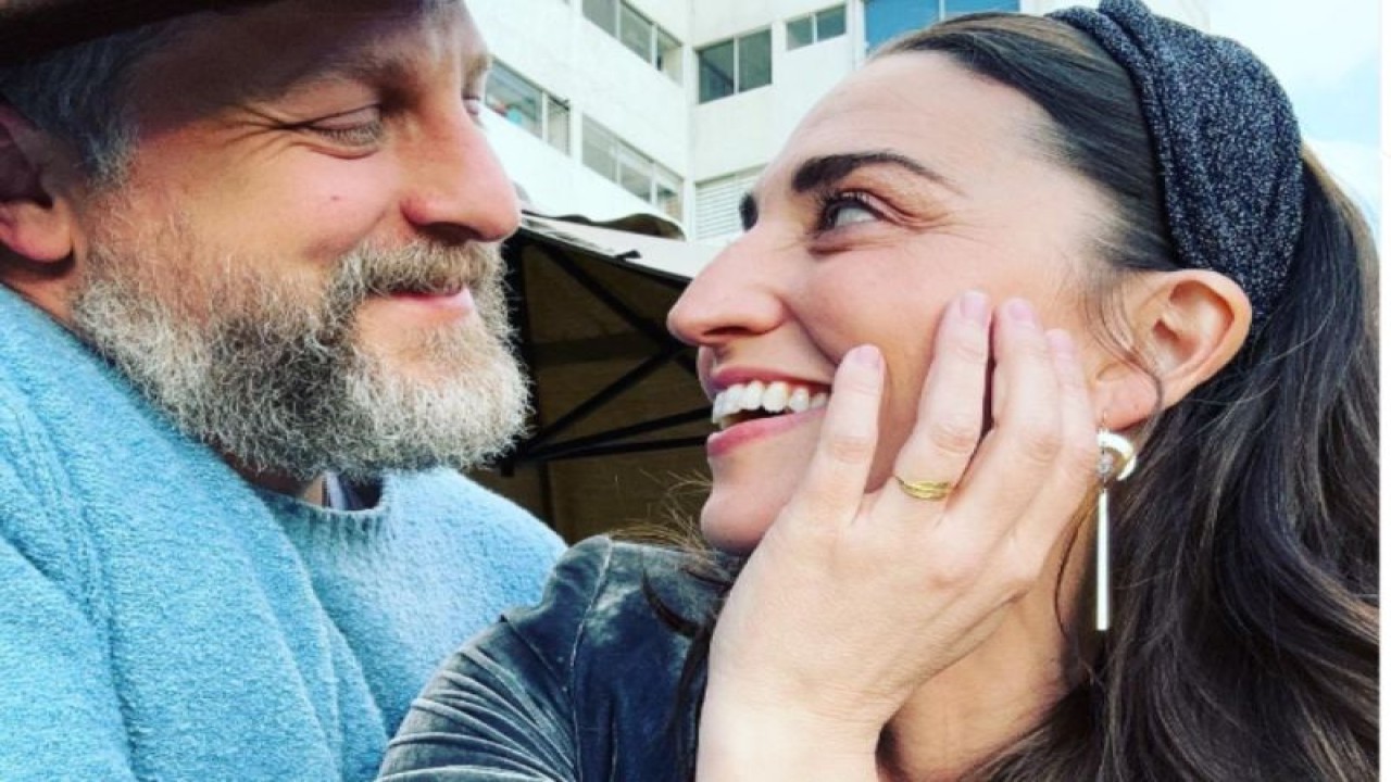Musisi asal Amerika Serikat Sara Bareilles dan sang kekasih, Joe Tippett. (ANTARA/Instagram @sarabareilles)