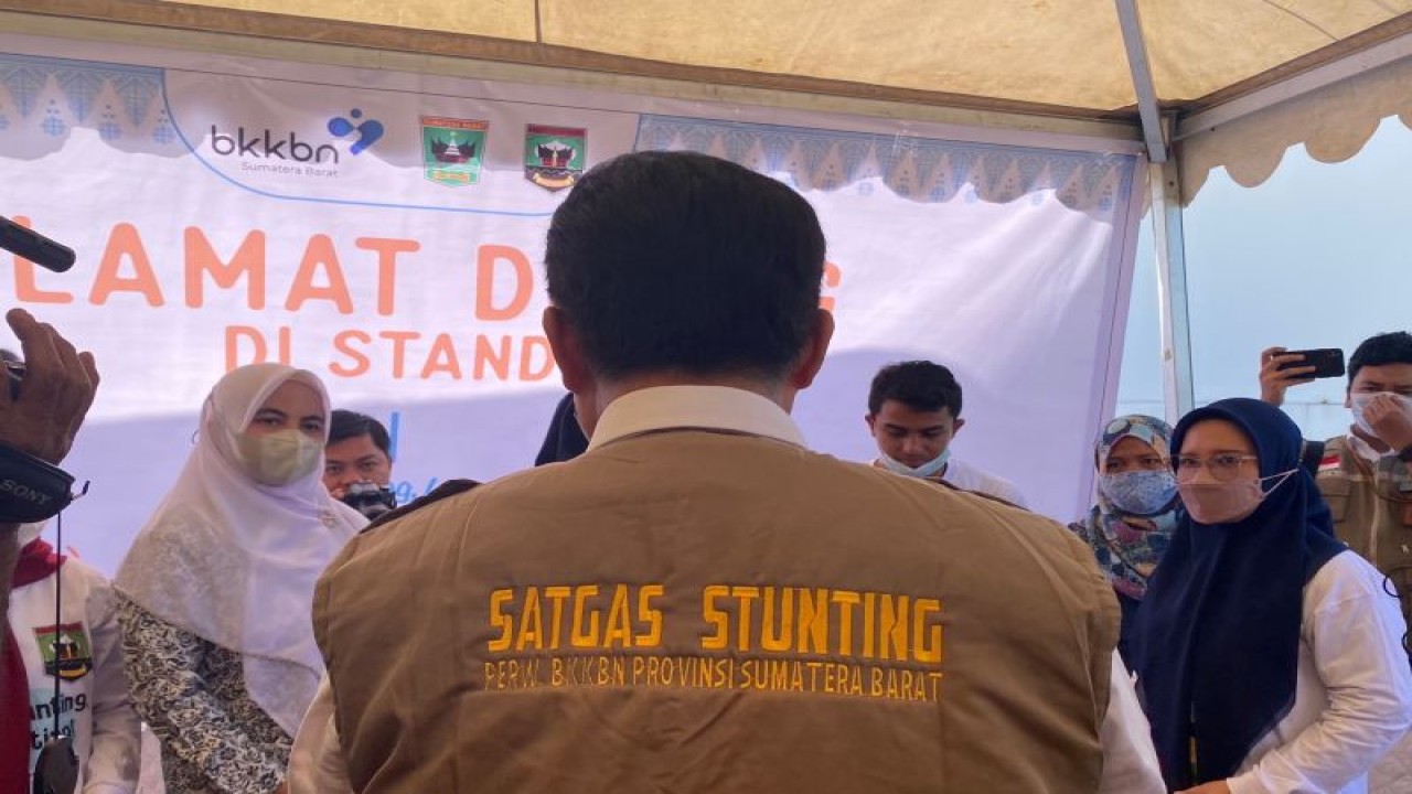 Kepala BKKBN Hasto Wardoyo saat mengenakan rompi Satgas Stunting ketika meninjau ibu hamil dan balita di Kabupaten Sijunjung, Sumatera Barat, Kamis (5/1/2023). (FOTO ANTARA/Hreeloita Dharma Shanti)