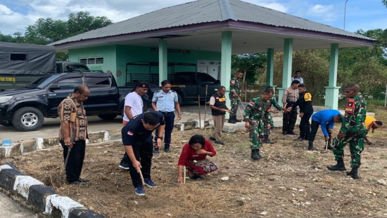 Satgas Pamtas Yonif RK 744/SYB bersama unsur pemerintah daerah dan warga menyiapkan lahan kering di Pos Koki Motamasin, Kabupaten Malaka, NTT, untuk mengembangkan usaha ekonomi produktif. (ANTARA/HO-Satgas Pamtas RI-Timor Leste Yonif RK 744/SYB)