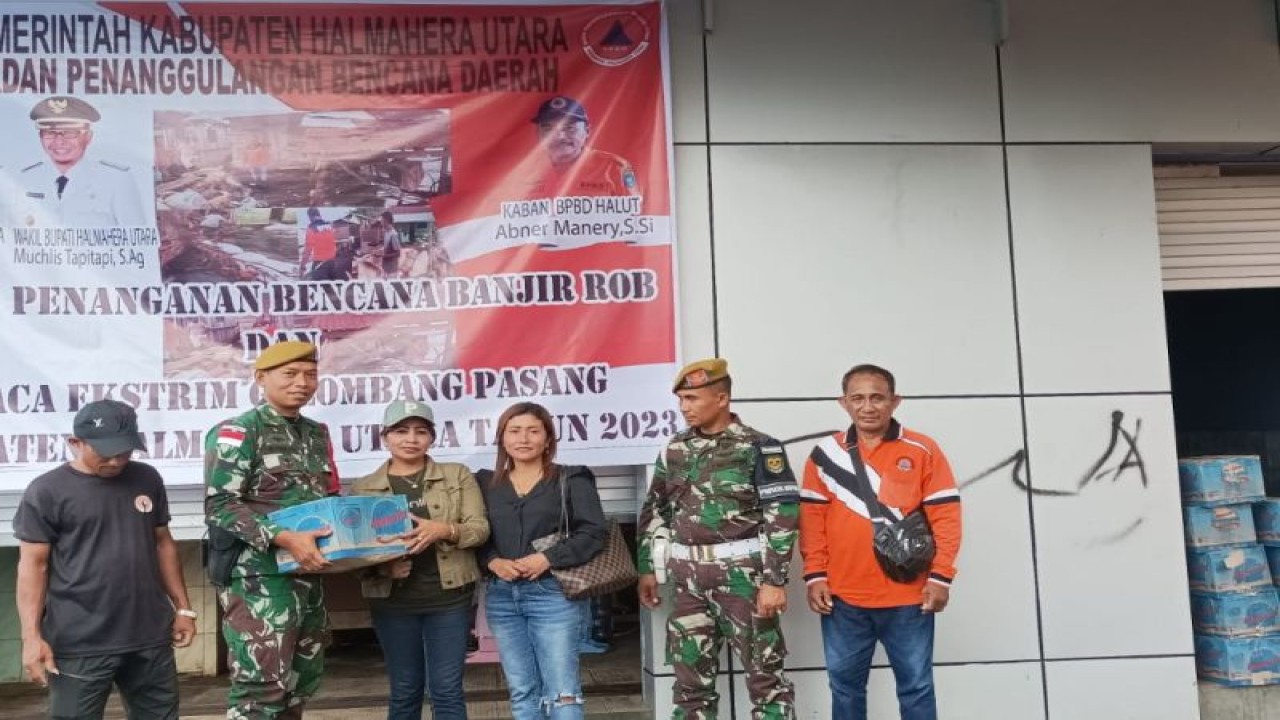 Satgas Organik Yonarhanud 3/YBY menyalurkan bantuan bagi pengungsi korban banjir rob, sebagai bentuk perhatian membantu warga pengungsian dengan berbagi air mineral di Desa Wosia, Kabupaten Halmahera Utara (Abdul Fatah)