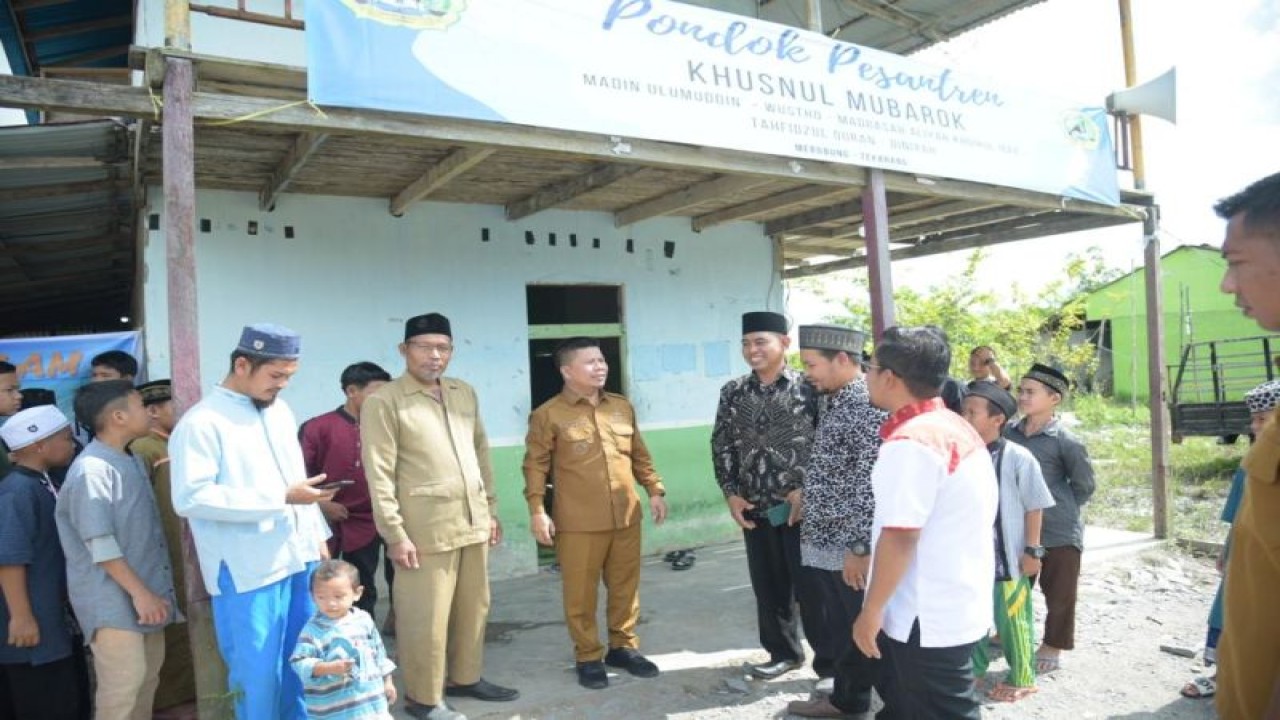 Bupati Sambas, Satono berkunjung ke Pondok Pesantren Khusnul Mubarok di Merubung, Kecamatan Tekarang. (ANTARA/Imbran)