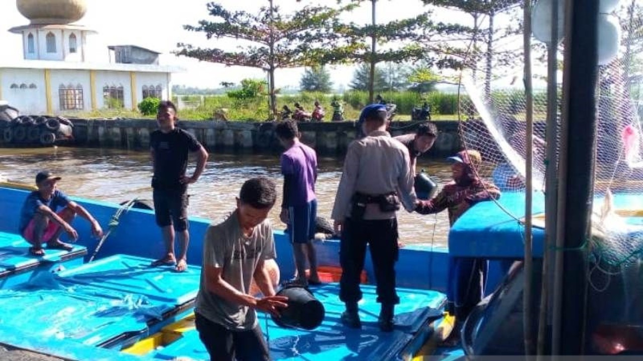 Personel Satuan Pol Airud Polres Aceh Barat mengunjungi masyarakat nelayan di kawasan TPI Panggong, Meulaboh, sebagai upaya memberikan rasa aman bagi nelayan dari aksi premanisme, Senin (16/1/2023). (ANTARA/HO-Dok Humas Polres Aceh Barat)