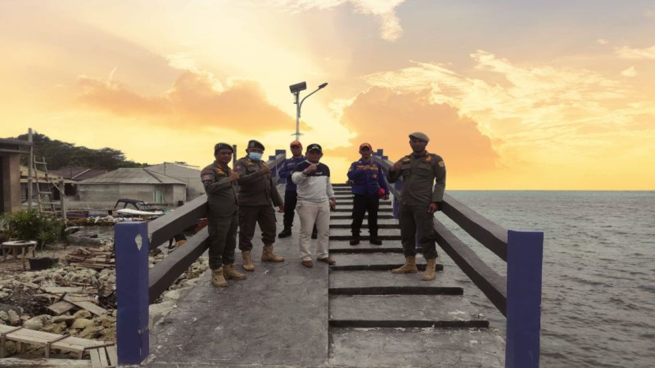 Lurah Pulau Kelapa Muslim bersama petugas kelurahan dari unsur Satpol PP, Sudin Penanggulangan Kebakaran dan Penyelamatan (Gulkarmat) Kepulauan Seribu serta pengurus RT/RW setempat menjajal Jalan Lingkar Pulau Kelapa di Kepulauan Seribu Utara dengan berjalan kaki pada Senin (2/1/2023). ANTARA/HO-Kominfotik Kepulauan Seribu