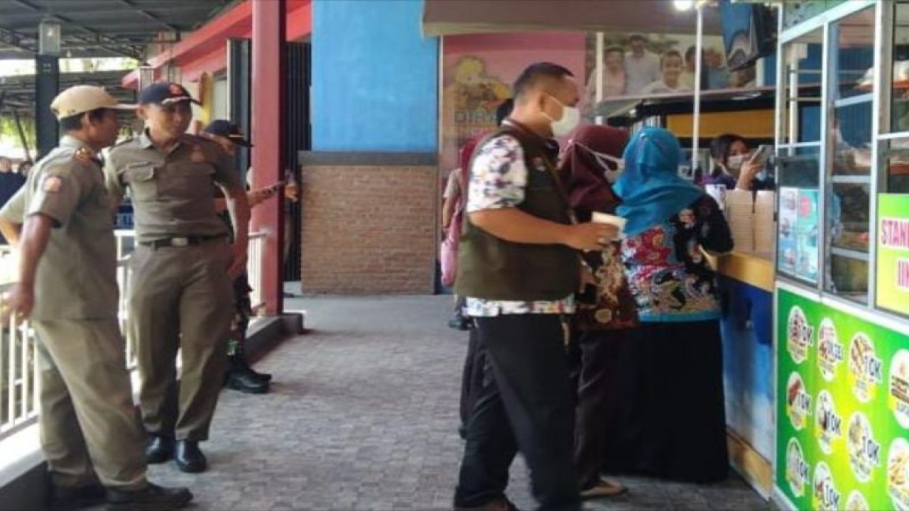 Petugas Dinkes bersama Satpol PP Jember memberikan soslalisasi tentang bahayanya menjual jajanan Chiki Ngebul bagi kesehatan kepada penjual makanan yang berada di Kecamatan Kencong (ANTARA/HO-Dinkes Jember)