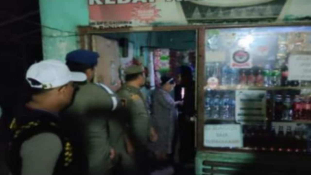Anggota Satpol PP Damkar Agam sedang menggeledah warung yang diduga menyediakan minuman keras, Minggu (15/1) dini hari. (Antara/HO-Dok Satpol PP Damkar Agam)