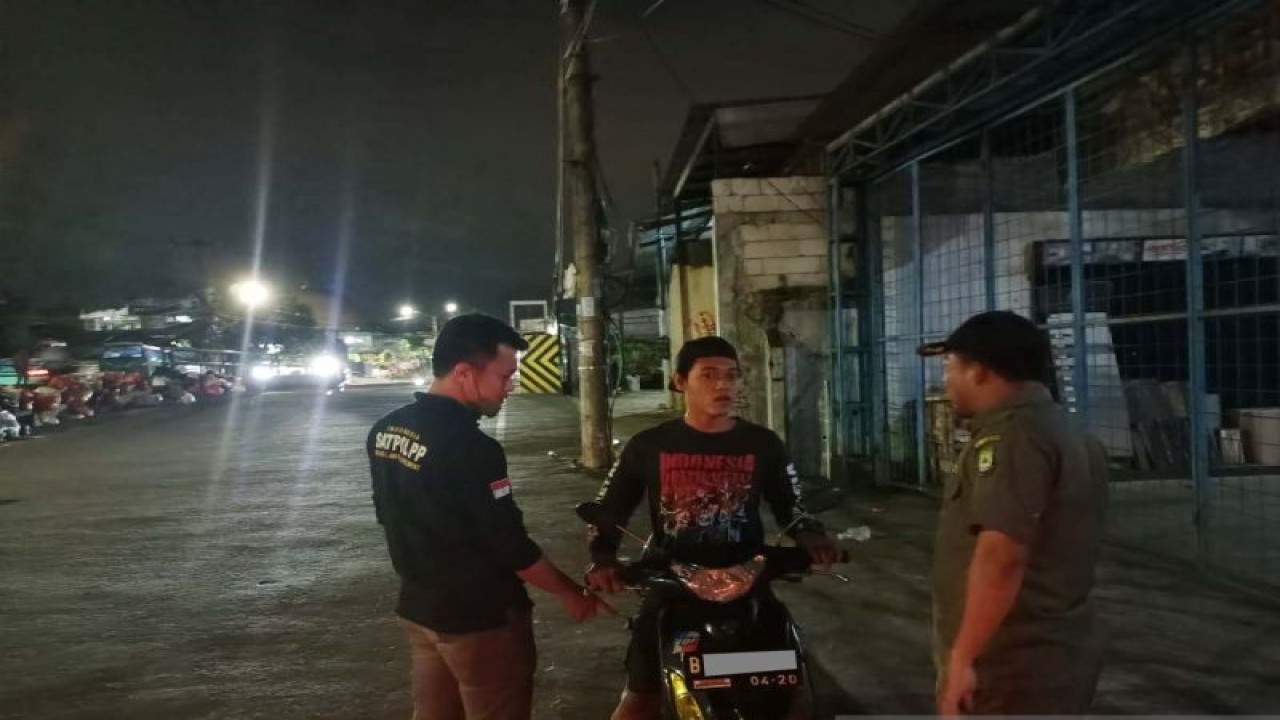 Satpol PP Kecamatan Ciledug menangkap oknum warga yang membuang sampah sembarangan. (ANTARA/Dok. Kecamatan Ciledug)