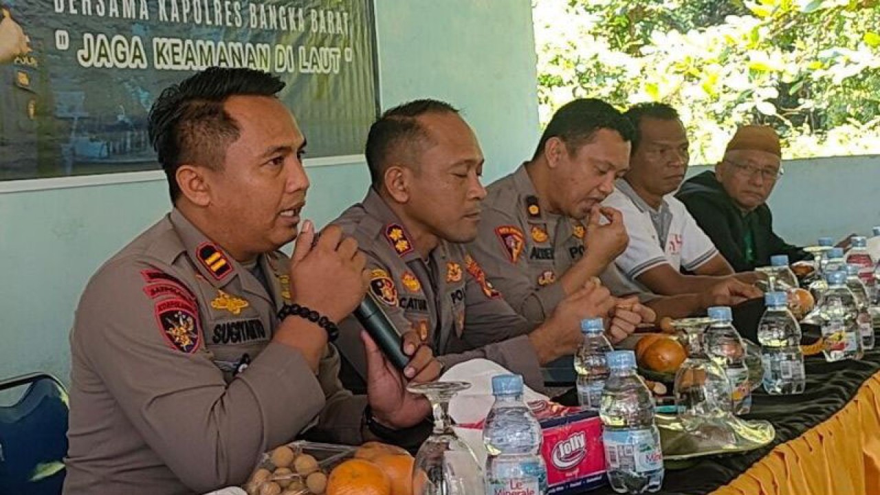 Kepala Satpolair Iptu Sugiyanto (paling kiri) mendampingi Kapolres Bangka Barat AKBP Catur Prasetiyo bertatap muka dengan warga pesisir dan anggota kelompok nelayan Desa Kundi. (ANTARA/ Donatus Dasapurna)
