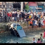 Satu unit mobil mengalami musibah terjun ke laut di Kota Baubau, Sultra, Sabtu (14/1/2023). Nampak proses evakuasi dilakukan. ANTARA/Yusran-1673754633
