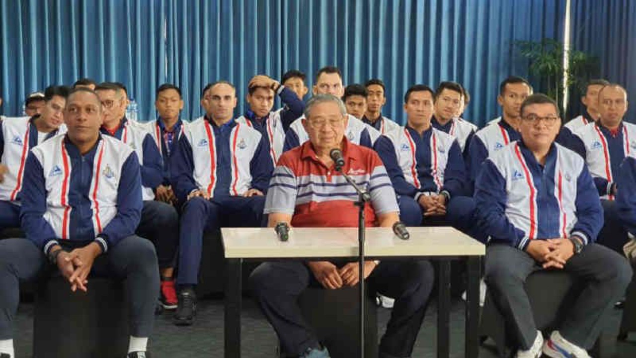 Presiden keenam RI Susilo Bambang Yudhoyono memberi keterangan kepada media di Cirebon, Jawa Barat, Senin (2/1/2023). (ANTARA/Khaerul Izan)