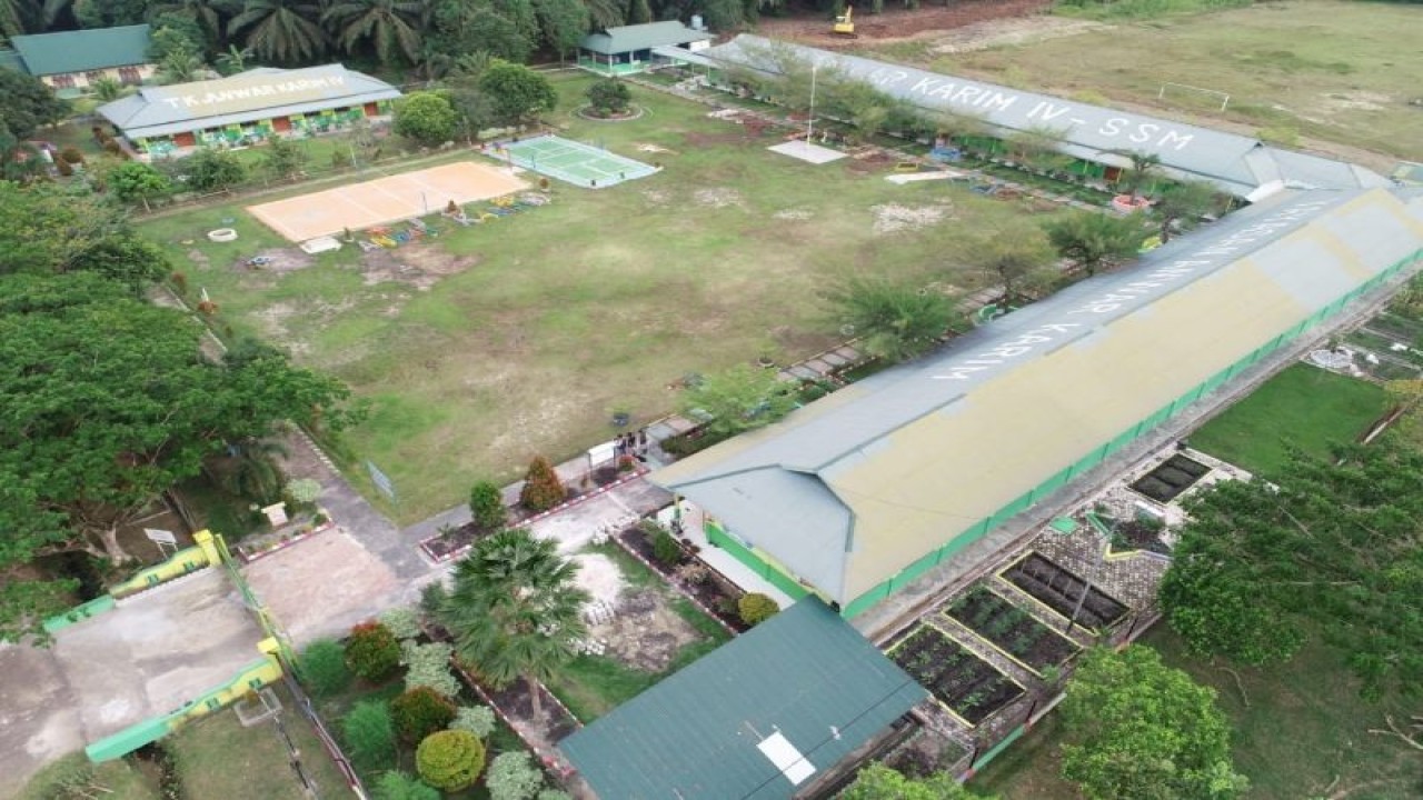 SD Anwar Karim IV yang selama ini menjadi tumpuan warga Kotawaringin Timur yang bekerja di PT Sukajadi Sawit Mekar untuk menyekolahkan anak-anak mereka agar tetap mendapatkan pendidikan terbaik. ANTARA/HO-PT SSM