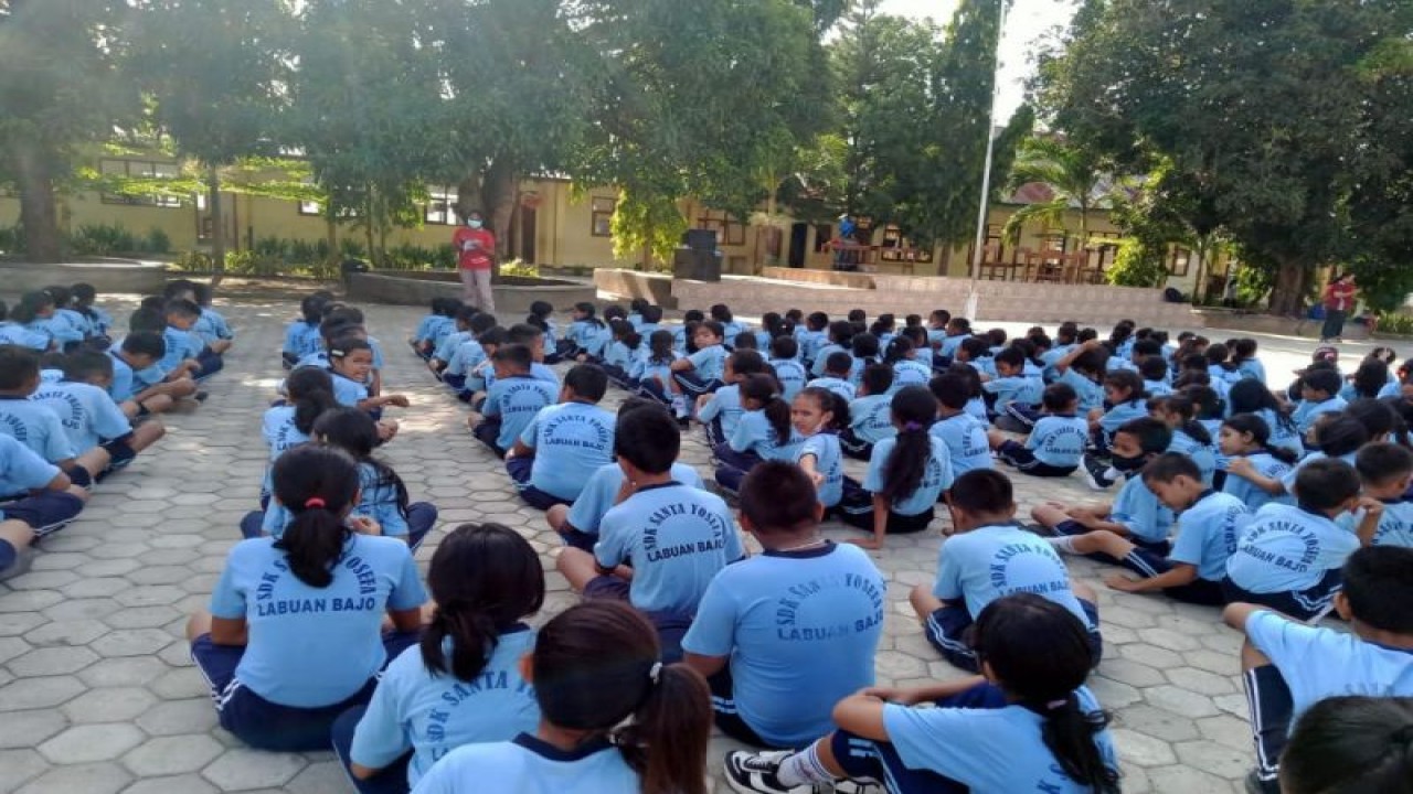 Para siswa SDK Santo Yosep Labuan Bajo, Manggarai Barat, NTT mendengarkan penyuluhan kesehatan, beberapa waktu lalu. (ANTARA/Dokumentasi Pribadi)