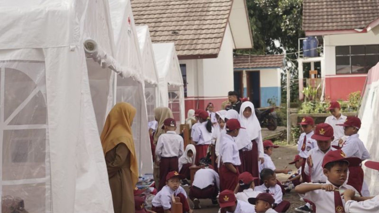 Puluhan siswa SDN Citamiang di Desa Ciputri, Kecamatan Pacet, Cianjur, Jawa Barat, menjalani proses belajar mengajar hari pertama di dalam tenda. (ANTARA/Ahmad Fikri).