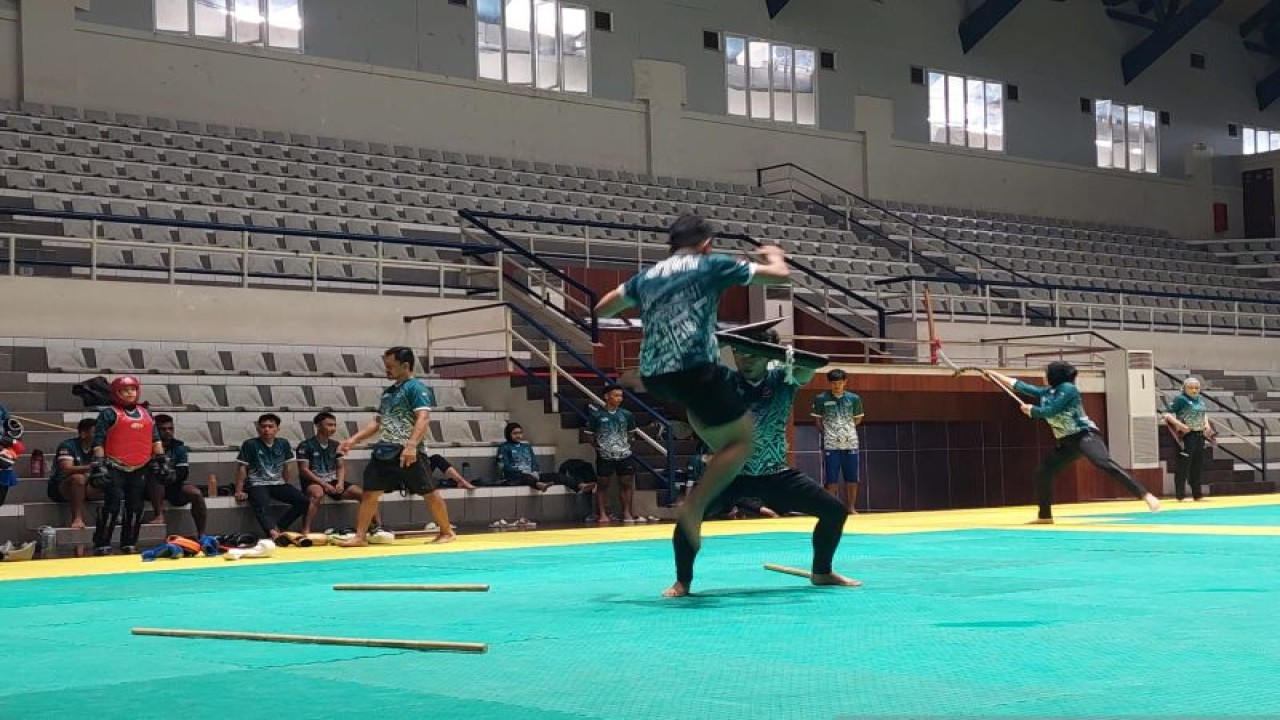 Atlet kun bokator Indonesia untuk SEA Games 2023 berlatih di Padepokan Pencak Silat, TMII, Jakarta, Kamis (19/1/2023). (ANTARA/Muhammad Ramdan)