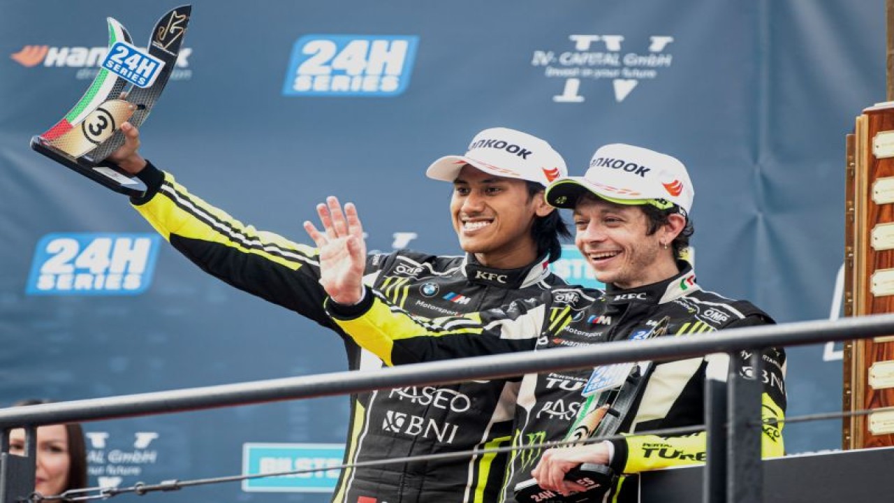 Pebalap Indonesia Sean Gelael (kiri) bersama dengan Valentino Rossi (kanan) yang tergabung dalam Team WRT 46 menunjukkan tropi usai menempati posisi tiga balapan 24H Dubai di Dubai Autodrome, Uni Emirat Arab, Sabtu (14/1/2023) hingga Minggu (15/1/2023). ANTARA/HO-Team WRT 46