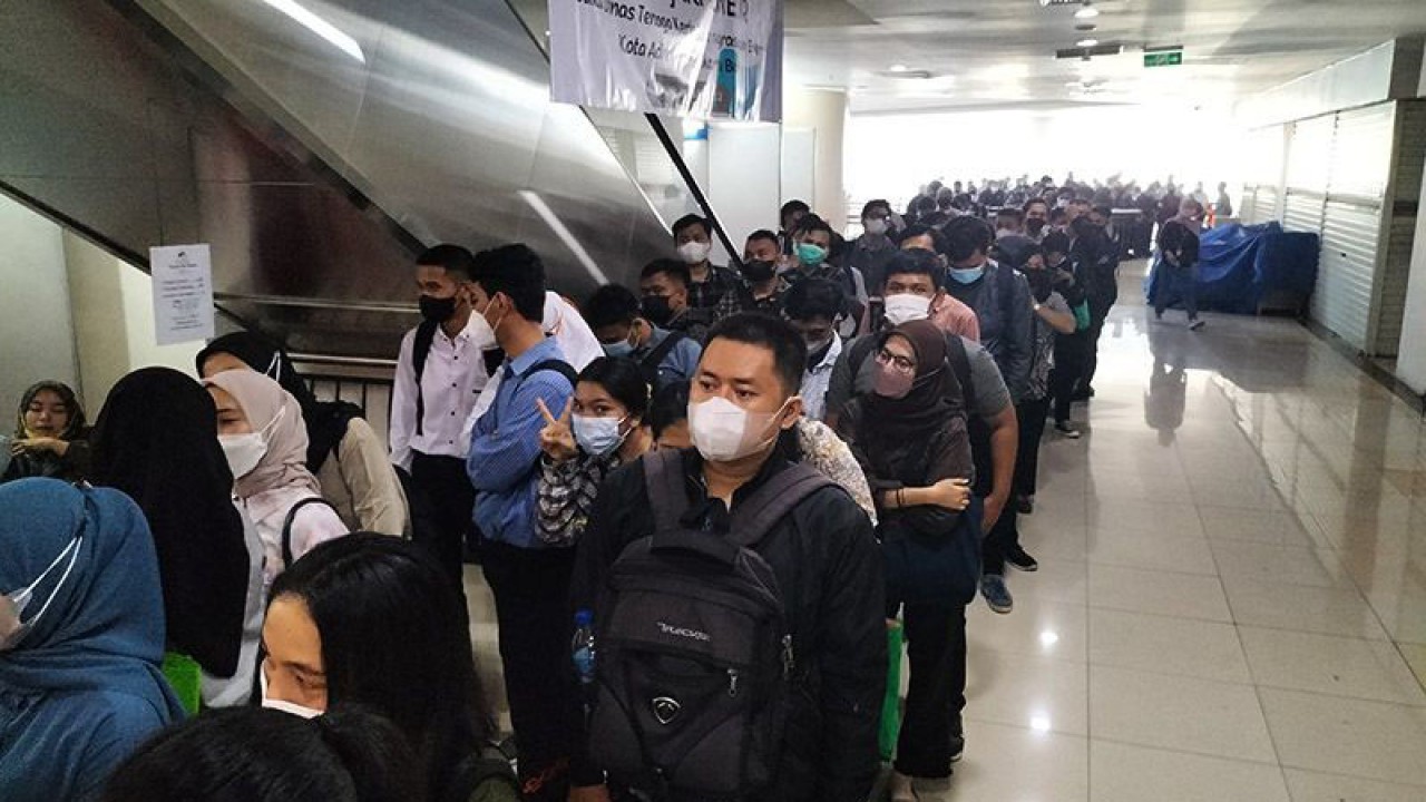 Ratusan pencari kerja mengantre di lantai satu pusat perbelanjaan Season City, Tambora, untuk mengikuti bursa kerja (job fair) oleh Suku Dinas Tenaga Kerja Transmigrasi dan Energi Jakarta Barat, Selasa (2/8/2022). ANTARA/Walda/am.