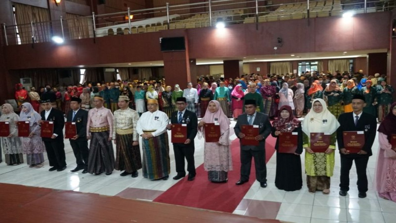 Sebanyak 14 ASN UIN Alauddin Makassar menerima Penghargaan Satyalencana Karya Satya.ANTARA/HO-UIN Alauddin