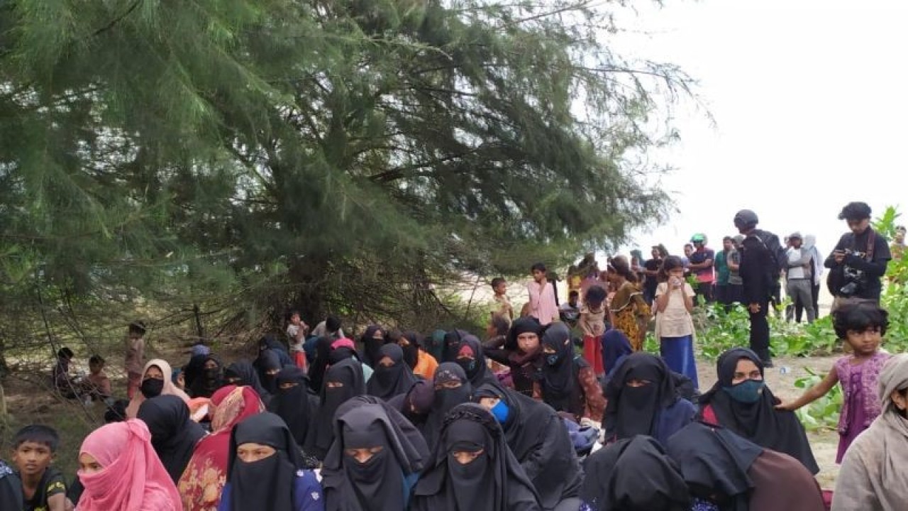 Sebanyak 184 warga Rohingya kembali terdampar di kawasan pantai Lamnga Kecamatan Mesjid Raya Kabupaten Aceh Besar, Ahad (8/1/2023). ANTARA/Rahmat Fajri