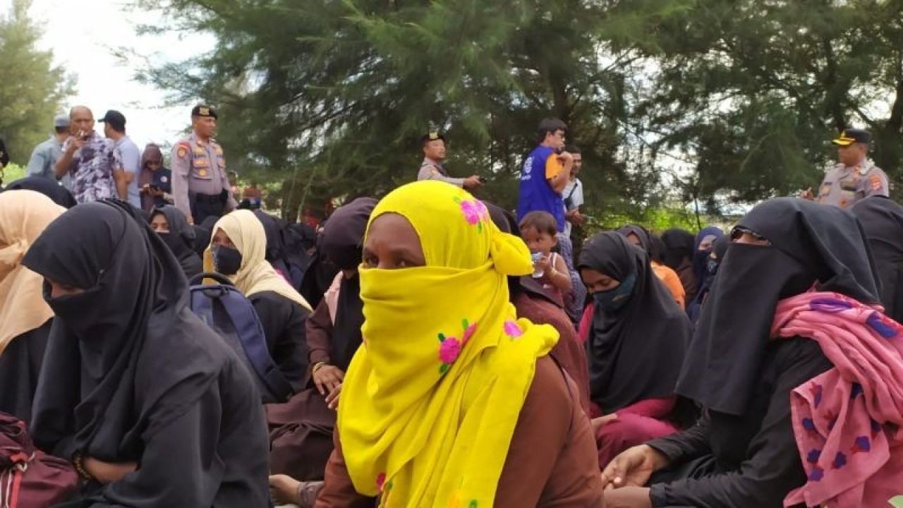 Sebanyak 184 warga Rohingya kembali terdampar di kawasan pantai Lamnga Kecamatan Mesjid Raya Kabupaten Aceh Besar, Ahad (8/1/2023) (FOTO ANTARA/Rahmat Fajri)