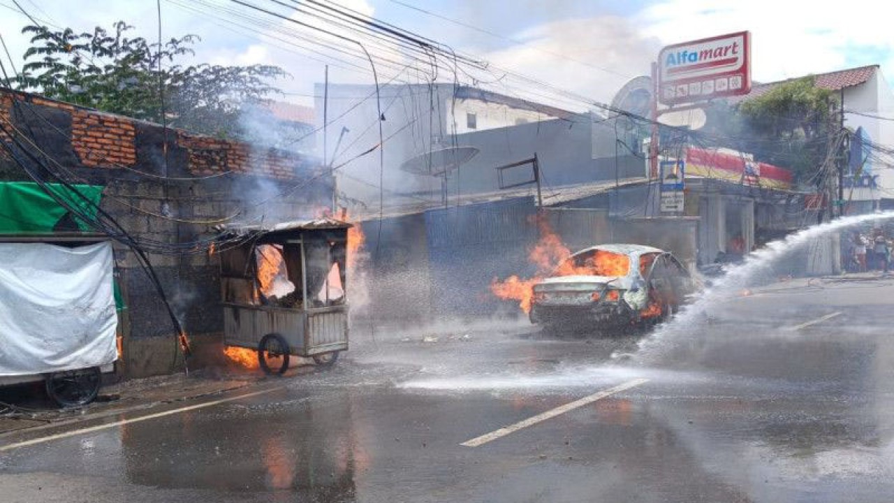 Petugas Gulkarmat Jakarta Timur memadamkan api yang membakar mobil sedan di Cakung, Jakarta, Jumat (6/1/2023). ANTARA/HO-Gulkarmat Jakarta Timur