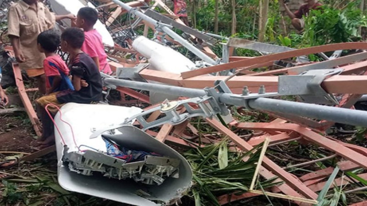 Sejumlah anak duduk di menara Telkomsel yang ambruk di desa Roho, Kabupaten Lembata. ANTARA/Ho-Kades Roho.