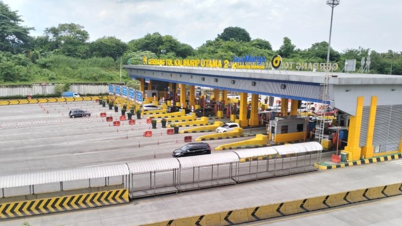 Sejumlah kendaraan melintas di Gerbang Tol Kalihurip Utama terpantau mulai sepi, Senin, (ANTARA/Muhammad Zulfikar).