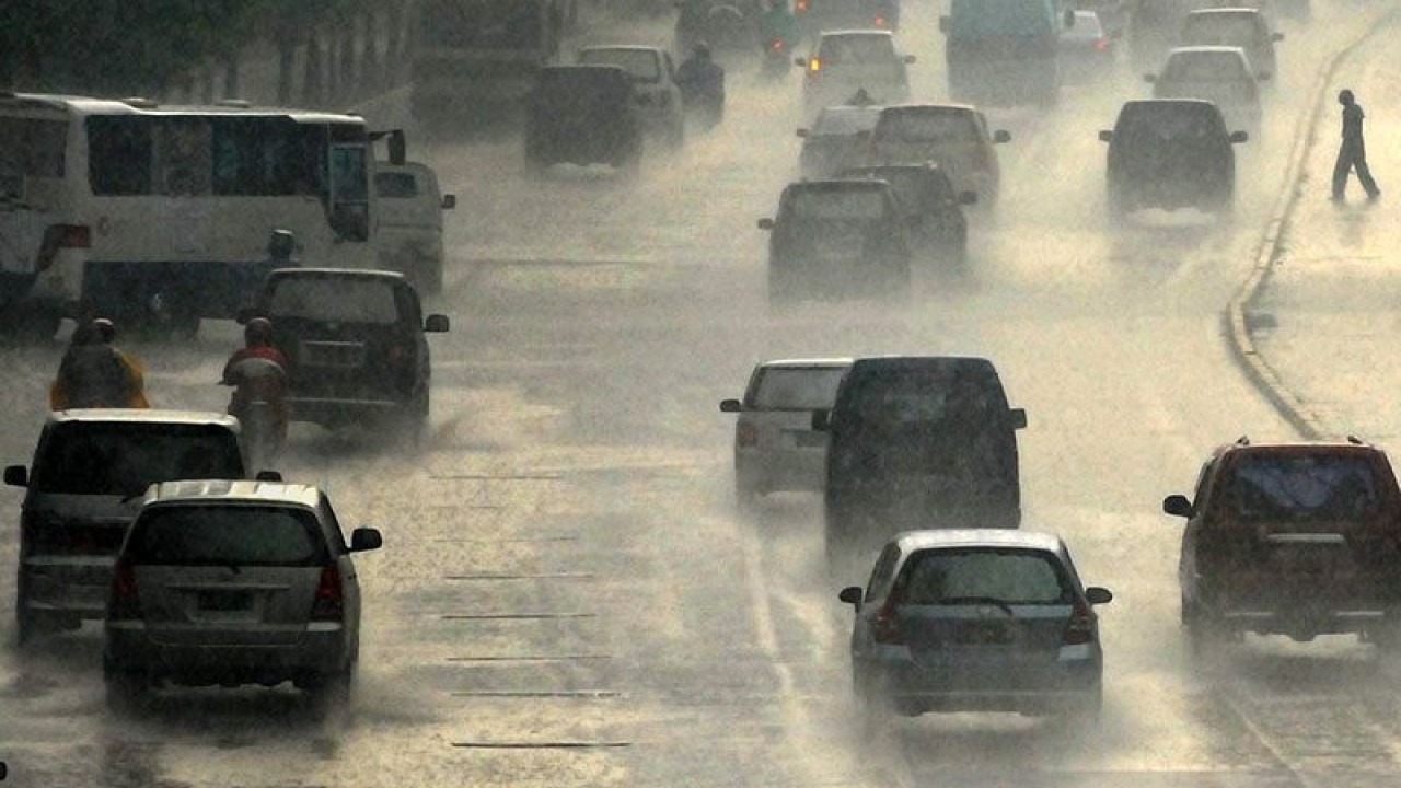 Sejumlah kendaraan melintas Jalan MH Thamrin saat hujan, Jakarta, Kamis (12/6). FOTO ANTARA/Fanny Octavianus/nz/pri.