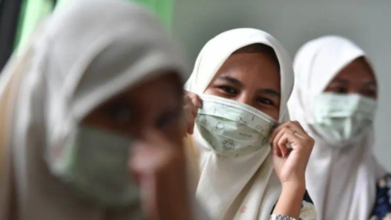 Sejumlah orang memakai masker (ANTARA FOTO/Zabur Karuru/foc.)