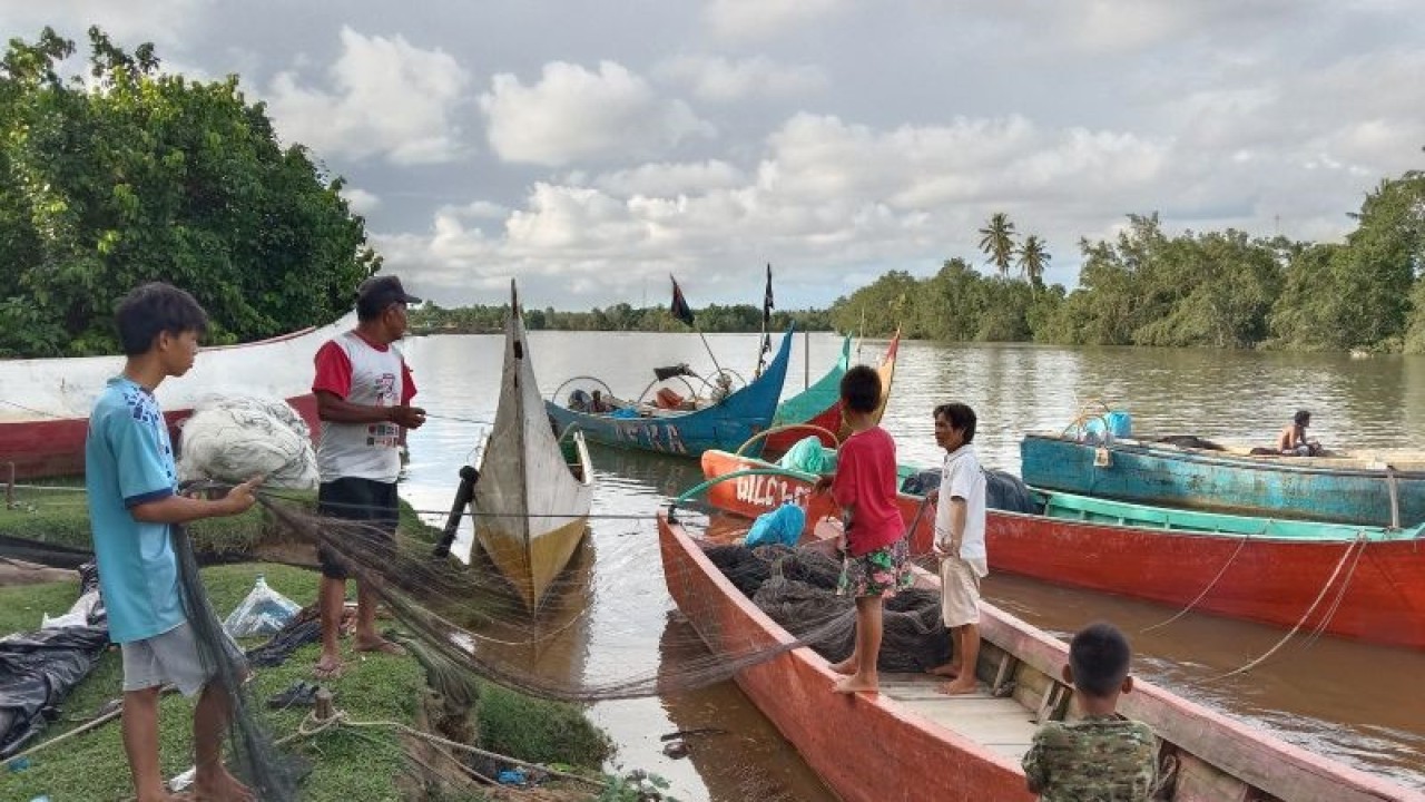 Sejumlah perahu nelayan Pantai Indah Mukomuko, Kabupaten Mukomuko, Sabtu (15/10/2022) ANTARA/Ferri.