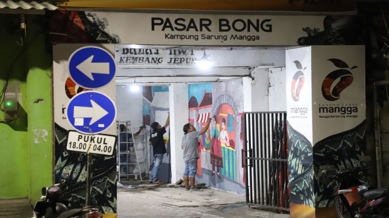 Sejumlah warga membuat mural di pintu masuk Pasar Bong, Jalan Slompretan, Kota Surabaya. (ANTARA/HO-Diskominfo Surabaya)