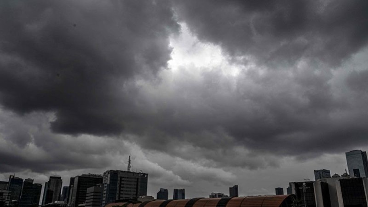 Awan mendung terlihat di kawasan Kuningan, Jakarta, Selasa (27/12/2022). Badan Meteorologi, Klimatologi dan Geofisika (BMKG) menyatakan cuaca di Indonesia akan berpotensi terjadi hujan lebat pada periode 25 Desember 2022 - 1 Januari 2023 imbas dinamika atmosfer seperti peningkatan aktivitas Monsun Asia yang dapat meningkatkan pertumbuhan awan hujan. ANTARA FOTO/Aprillio Akbar/aww