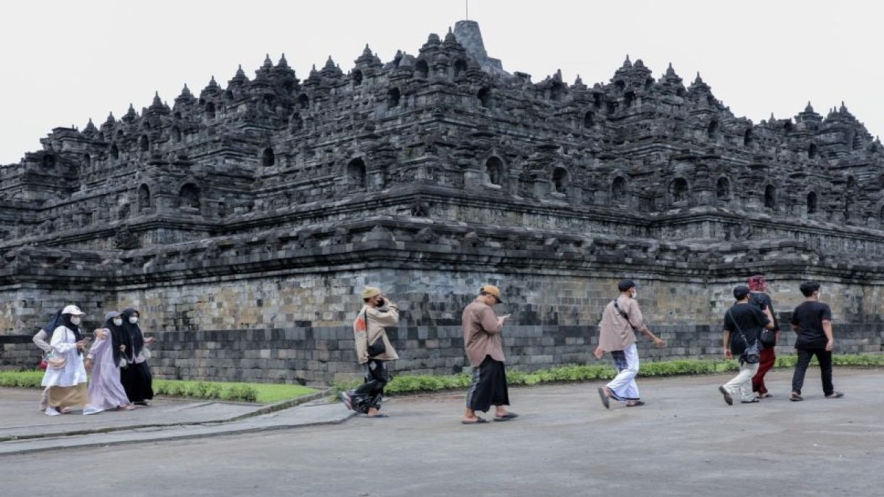 Sejumlah wisatawan berjalan di Objek Wisata Candi Borobudur, Kabupaten Magelang, Jawa Tengah. ANTARA/HO-Humas Pemprov Jateng